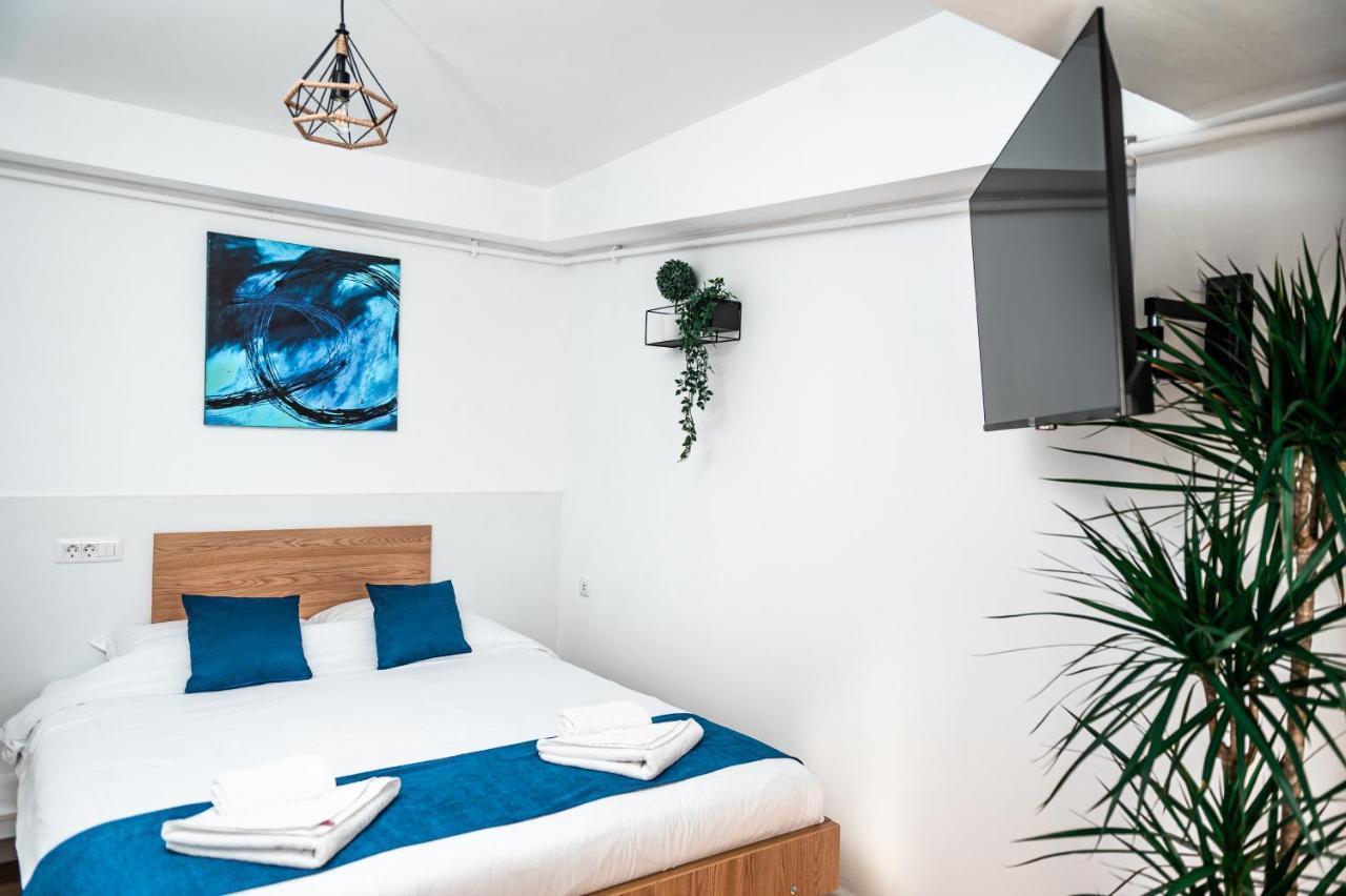 Puzzle Apartaments&Studios Крайова Екстериор снимка